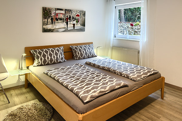 Schlafzimmer mit Komfort-Doppelbett 1,80 m x 2 m
